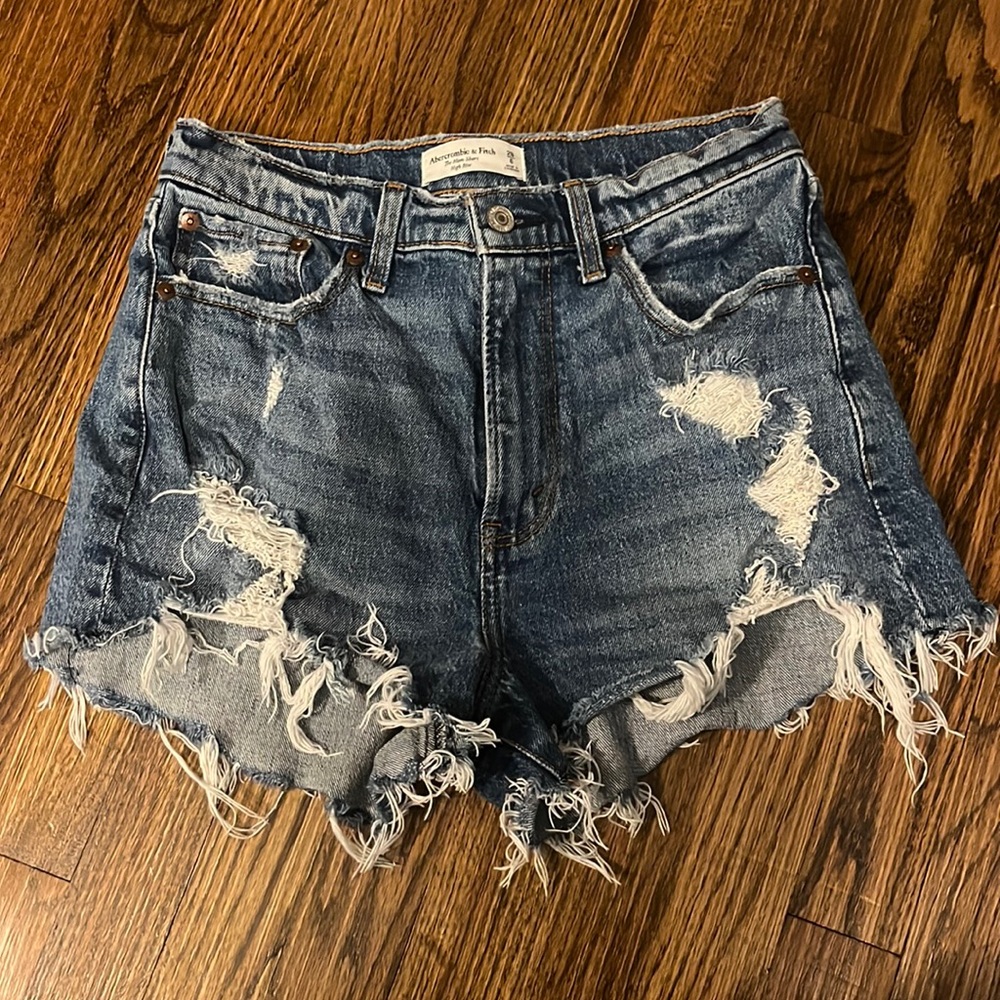 Abercrombie & Fitch Jean Shorts 
The Mom Short
High Rise
28 / 6